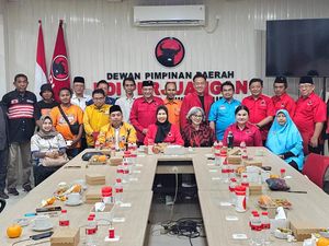 Kantor PDIP Jatim Disambangi Koalisi Partai Nonparlemen