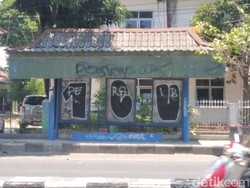 Duh! Halte Bus di Kota Cirebon Tak Terawat-Dipenuhi Coretan