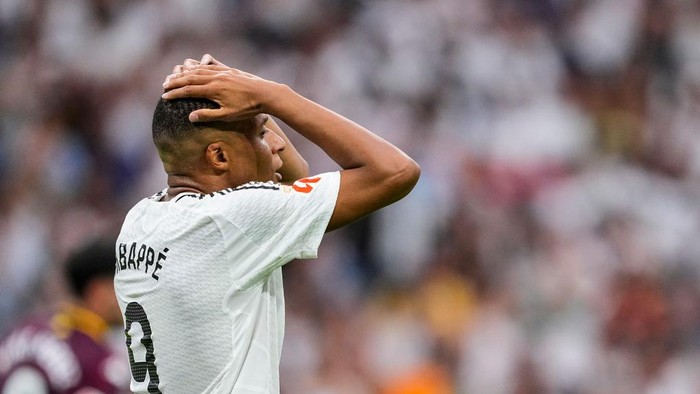 kylian mbappe mbappe real madrid real madrid vs real valladolid madrid vs valladolid laliga liga spanyol MADRID, SPAIN - AUGUST 25: Kylian Mbappe of Real Madrid laments during the Spanish league, La Liga EA Sports, football match between Real Madrid and Real Valladolid at Santiago Bernabeu stadium on August 25, 2024, in Madrid, Spain. (Photo By Oscar J Barroso/Europa Press via Getty Images) mbappe