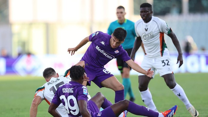 FLORENCE, ITALY - AUGUST 25: Christian Michael Kouakou Kouamé and Fabiano Parisi of ACF Fiorentina in action during the Serie match A between Fiorentina and Venezia at Stadio Artemio Franchi on August 25, 2024 in Florence, Italy. (Photo by Gabriele Maltinti/Getty Images)