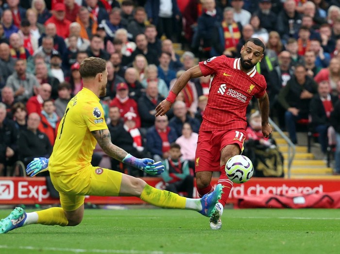 Soccer Football - Premier League - Liverpool v Brentford - Anfield, Liverpool, Britain - August 25, 2024 Liverpool's Mohamed Salah scores their second goal REUTERS/Phil Noble EDITORIAL USE ONLY. NO USE WITH UNAUTHORIZED AUDIO, VIDEO, DATA, FIXTURE LISTS, CLUB/LEAGUE LOGOS OR 'LIVE' SERVICES. ONLINE IN-MATCH USE LIMITED TO 120 IMAGES, NO VIDEO EMULATION. NO USE IN BETTING, GAMES OR SINGLE CLUB/LEAGUE/PLAYER PUBLICATIONS. PLEASE CONTACT YOUR ACCOUNT REPRESENTATIVE FOR FURTHER DETAILS..