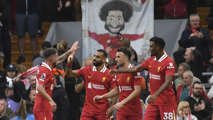 Liverpools Mohamed Salah, centre, celebrates with teammates after scoring his sides second goal during the English Premier League soccer match between Liverpool and Brentford at Anfield Stadium, Liverpool, England, Sunday, Aug. 25, 2024. (AP Photo/Rui Vieira)