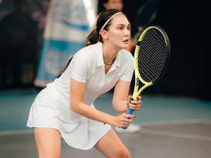 Harga Outfit Luna Maya Buat Main Tenis Harga Outfit Luna Maya Buat Main Tenis