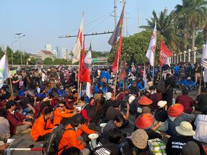 Mahasiswa Gelar Demo Depan DPR, Bakar Ban hingga Corat-coret Pagar Mahasiswa Gelar Demo Depan DPR, Bakar Ban hingga Corat-coret Pagar