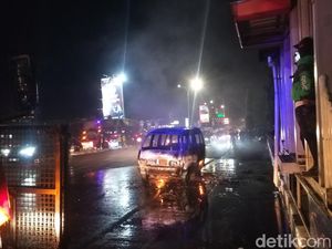 Kebakaran Angkot di Tengah Demo Ricuh di Makassar Akibat Massa Lempar Api Kebakaran Angkot di Tengah Demo Ricuh di Makassar Akibat Massa Lempar Api