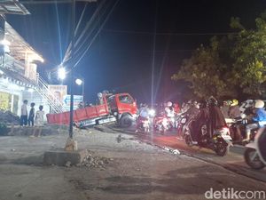 Truk Terperosok di Jalan Abdesir Makassar Bikin Macet, Polisi Evakuasi