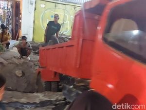 Truk Terperosok di Selokan Jalan Abdesir Makassar, Lalin Tersendat