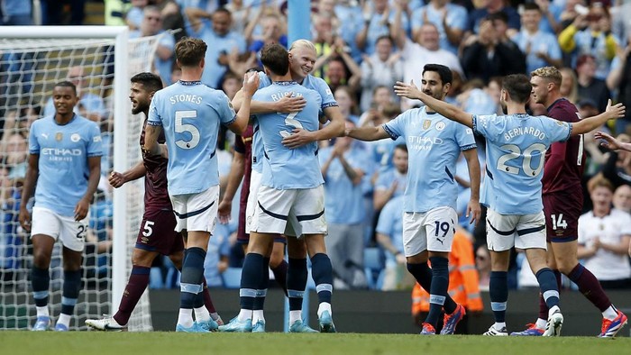 Manchester City Soccer Football - Premier League - Manchester City v Ipswich Town - Etihad Stadium, Manchester, Britain - August 24, 2024 Manchester City's Erling Haaland celebrates scoring their fourth goal with Ruben Dias REUTERS/Craig Brough EDITORIAL USE ONLY. NO USE WITH UNAUTHORIZED AUDIO, VIDEO, DATA, FIXTURE LISTS, CLUB/LEAGUE LOGOS OR 'LIVE' SERVICES. ONLINE IN-MATCH USE LIMITED TO 120 IMAGES, NO VIDEO EMULATION. NO USE IN BETTING, GAMES OR SINGLE CLUB/LEAGUE/PLAYER PUBLICATIONS. PLEASE CONTACT YOUR ACCOUNT REPRESENTATIVE FOR FURTHER DETAILS..