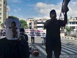 Demo di Depan Kantor Wali Kota Medan Bawa Poster Bobby Salami AGK