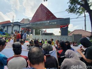 Massa Demo di Pemprov Sumsel soal Jembatan Lalan, Desak Buka Jalur Sungai