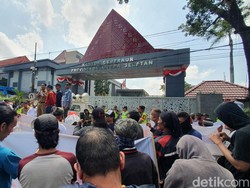 Massa Demo di Pemprov Sumsel soal Jembatan Lalan, Desak Buka Jalur Sungai