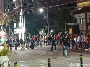 Demo di Semarang Memanas, Massa Pelajar Datang Ambil Posisi Terdepan