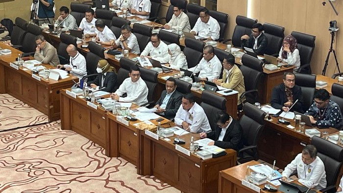 Menteri ESDM Bahlil Lahadalia raker dengan Komisi VII DPR Menteri ESDM Bahlil Lahadalia raker dengan Komisi VII DPR.