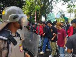 Pelantikan 50 Anggota DPRD Pandeglang Diwarnai Aksi Demo Mahasiswa