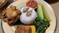 Gading Marten Jualan Nasi Tempong Lauk Ayam Goreng dan Oseng Cumi Pete
