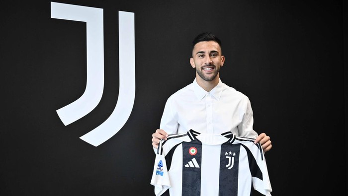 TURIN, ITALY - AUGUST 25: New Juventus signing Nico Gonzalez poses on August 25, 2024 in Turin, Italy. (Photo by Stefano Guidi/Juventus/Juventus FC via Getty Images)