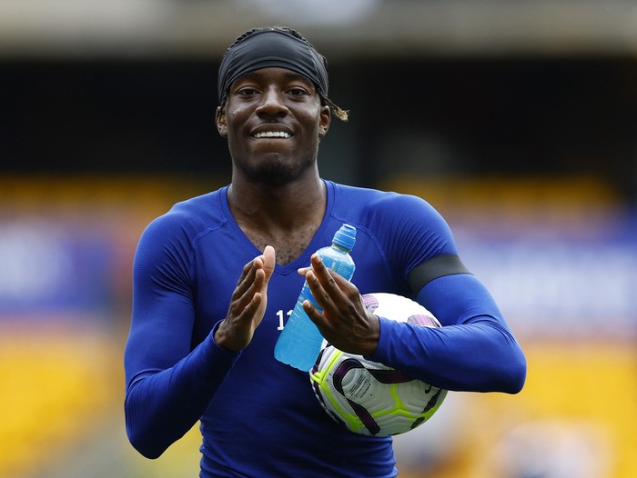 Soccer Football - Premier League - Wolverhampton Wanderers v Chelsea - Molineux Stadium, Wolverhampton, Britain - August 25, 2024 Chelseas Noni Madueke applauds fans after the match while holding the match ball after scoring a hat-trick Action Images via Reuters/Peter Cziborra EDITORIAL USE ONLY. NO USE WITH UNAUTHORIZED AUDIO, VIDEO, DATA, FIXTURE LISTS, CLUB/LEAGUE LOGOS OR LIVE SERVICES. ONLINE IN-MATCH USE LIMITED TO 120 IMAGES, NO VIDEO EMULATION. NO USE IN BETTING, GAMES OR SINGLE CLUB/LEAGUE/PLAYER PUBLICATIONS. PLEASE CONTACT YOUR ACCOUNT REPRESENTATIVE FOR FURTHER DETAILS..