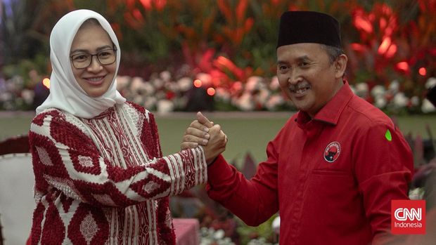 Pasangan Airin Rachmi Diany dan Ade Sumardi saat menghadiri pengumuman daftar calon kepala daerah yang diusung PDIP di kantor DPP PDIP, Jakarta, Senin (26/8). (CNN Indonesia/Adi Ibrahim)