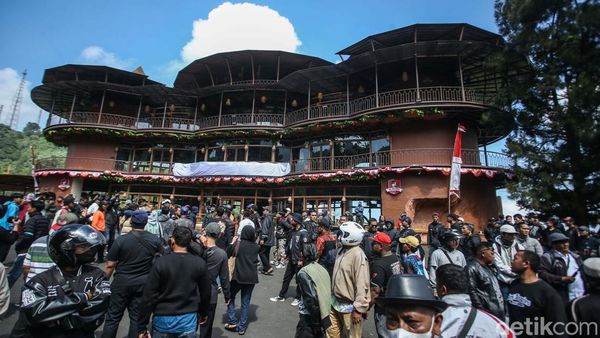 Pedagang Protes Minta Restoran di Puncak Juga Dibongkar