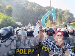 Pembongkaran Kios Liar Tahap 2 di Puncak Bogor Diwarnai Penolakan Warga