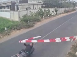 Brak! Detik-detik Pemotor Tabrak Palang Pintu Pelintasan KA di Kediri