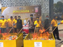 Rokok Ilegal dan Miras Senilai Rp 1 M di Lamongan Dimusnahkan
