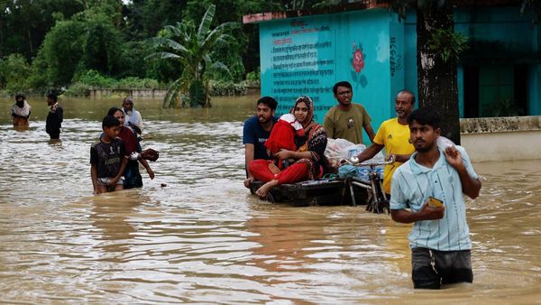 Penampakan Banjir Parah Rendam Bangladesh