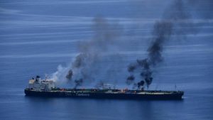 Penampakan Kapal Tanker Terbakar di Laut Merah Usai Serangan Houthi