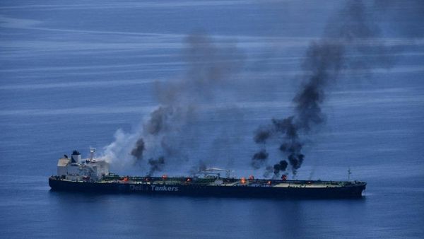 Penampakan Kapal Tanker Terbakar di Laut Merah Usai Serangan Houthi