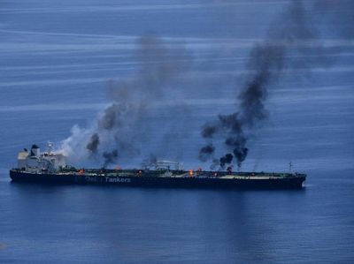 Penampakan Kapal Tanker Terbakar di Laut Merah Usai Serangan Houthi