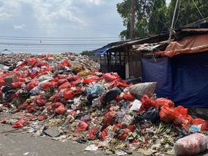 Penampakan Terkini Sampah Menggunung hingga Tutupi Kios Pasar di Depok