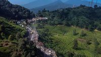 Foto Udara Penertiban Tahap Dua Lapak PKL di Puncak Bogor