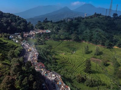Foto Udara Penertiban Tahap Dua Lapak PKL di Puncak Bogor
