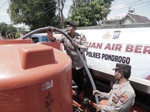 Desa di Ponorogo yang Terdampak Kekeringan Dikirim Air Bersih Desa di Ponorogo yang Terdampak Kekeringan Dikirim Air Bersih