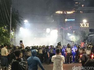 Demo di Semarang Chaos! Polisi Tembakkan Gas Air Mata, Massa Kocar-kacir Demo di Semarang Chaos! Polisi Tembakkan Gas Air Mata, Massa Kocar-kacir