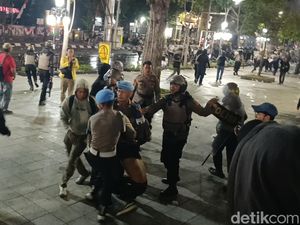 9 Fakta Demo Kawal Putusan MK di Balai Kota Semarang Berujung Ricuh 9 Fakta Demo Kawal Putusan MK di Balai Kota Semarang Berujung Ricuh