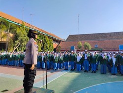 Sambut HUT Ke-76, Polwan Edukasi Kenakalan Remaja di SMA Kota Mojokerto