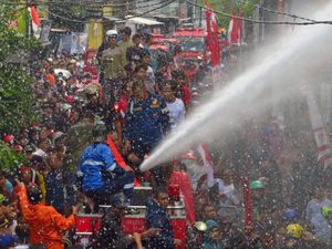 Curhat Damkar Makassar Sulit Padamkan Kebakaran gegara Warga Berdesakan Curhat Damkar Makassar Sulit Padamkan Kebakaran gegara Warga Berdesakan