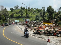 Bangunan Liar PKL Puncak Dibongkar, Pedagang Mengaku Belum Dapat Relokasi