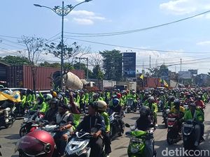 Massa Mahasiswa Konvoi di Jalan Pantura Semarang, Lalu Lintas Padat