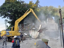 Penampakan Proses Pembongkaran Kios di Warpat Puncak Bogor