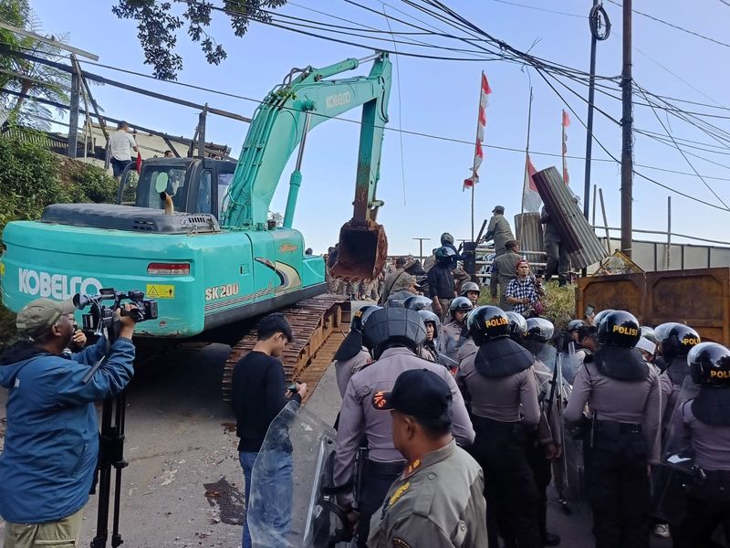 Proses pembongkaran kios ilegal di Warpat, Bogor (Rizky/detikcom)