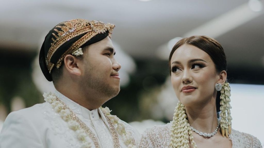 8 Foto Pernikahan Putri Tora Sudiro Pakai Adat Jawa, Anggun Berkebaya Panjang 8 Foto Pernikahan Putri Tora Sudiro Pakai Adat Jawa, Anggun Berkebaya Panjang