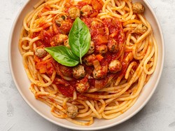 Resep Spaghetti Bola-bola Ayam yang Gurih Juicy Untuk Bekal Praktis
