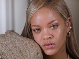 Rihanna Pamer Wajah Polos Tanpa Makeup, Kondisi Kulitnya Jadi Sorotan Rihanna Pamer Wajah Polos Tanpa Makeup, Kondisi Kulitnya Jadi Sorotan