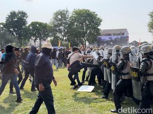 Bentrok hingga Ricuh Terjadi di Kantor KPU Jambi, Ternyata...