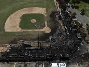 Sisa-sisa Kebakaran Lapangan Bisbol Bersejarah di California