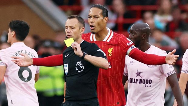 Soccer Football - Premier League - Liverpool v Brentford - Anfield, Liverpool, Britain - August 25, 2024 Liverpool's Virgil van Dijk reacts as Ryan Gravenberch is shown a yellow card by referee Stuart Attwell REUTERS/Phil Noble EDITORIAL USE ONLY.