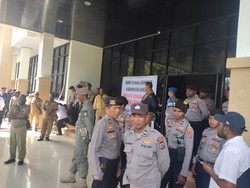Honorer Pemkab Sorong Palang Kantor Bupati, Minta Diangkat Jadi PNS