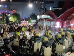 Demo Semarang Ricuh, Polisi Sebut 1 Anggota Kena Tombak di Pipi